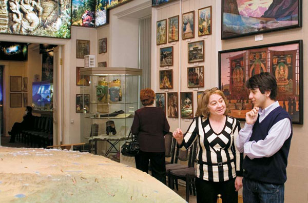 Лука Окросцваридзе с мамой в Музее имени Н.К. Рериха. 2008