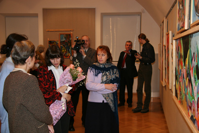 Т.Туркулец с посетителями выставки